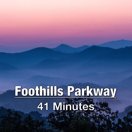 New Luxury Cabin With Stunning Mountainviews,Hottub, Firepit, Fireplace,2 Kingbeds, 2 Covereddecks,Bbqgrill, Shuffleboard And Pool Access Sevierville Zewnętrze zdjęcie