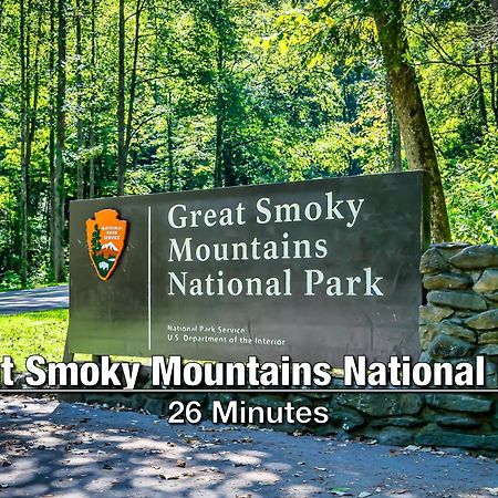 New Luxury Cabin With Stunning Mountainviews,Hottub, Firepit, Fireplace,2 Kingbeds, 2 Covereddecks,Bbqgrill, Shuffleboard And Pool Access Sevierville Zewnętrze zdjęcie