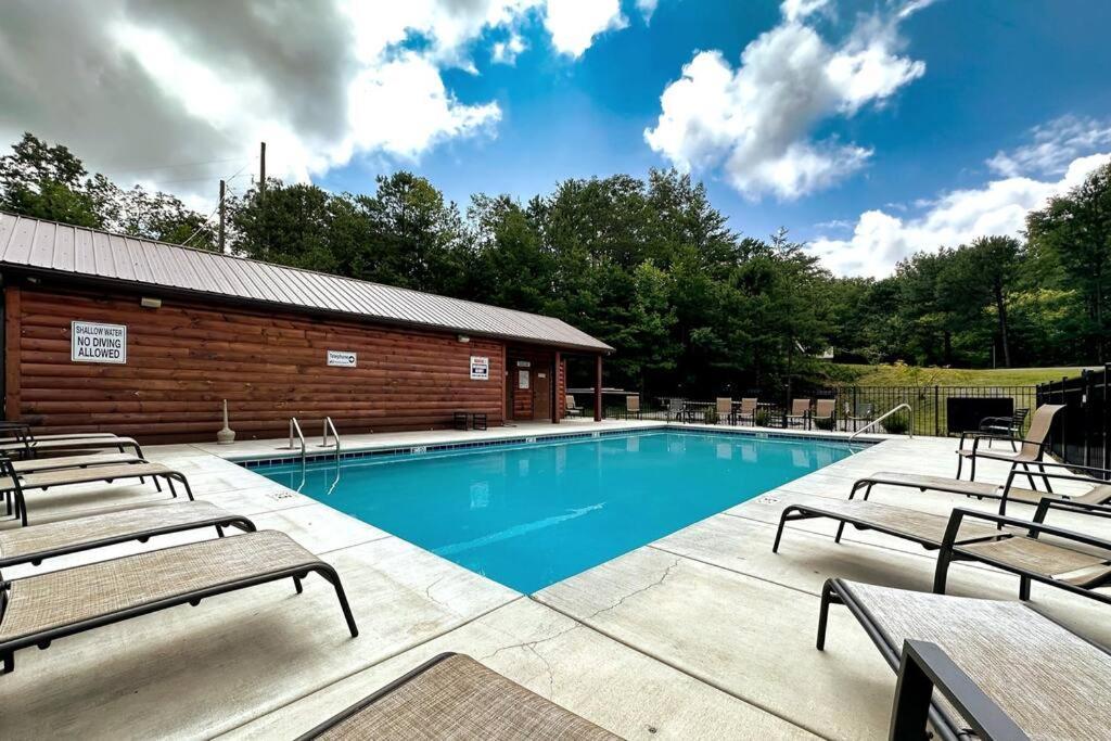 New Luxury Cabin With Stunning Mountainviews,Hottub, Firepit, Fireplace,2 Kingbeds, 2 Covereddecks,Bbqgrill, Shuffleboard And Pool Access Sevierville Zewnętrze zdjęcie
