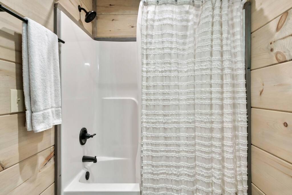 New Luxury Cabin With Stunning Mountainviews,Hottub, Firepit, Fireplace,2 Kingbeds, 2 Covereddecks,Bbqgrill, Shuffleboard And Pool Access Sevierville Zewnętrze zdjęcie