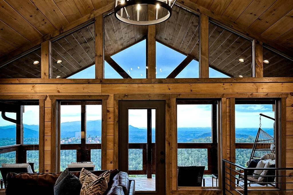 New Luxury Cabin With Stunning Mountainviews,Hottub, Firepit, Fireplace,2 Kingbeds, 2 Covereddecks,Bbqgrill, Shuffleboard And Pool Access Sevierville Zewnętrze zdjęcie