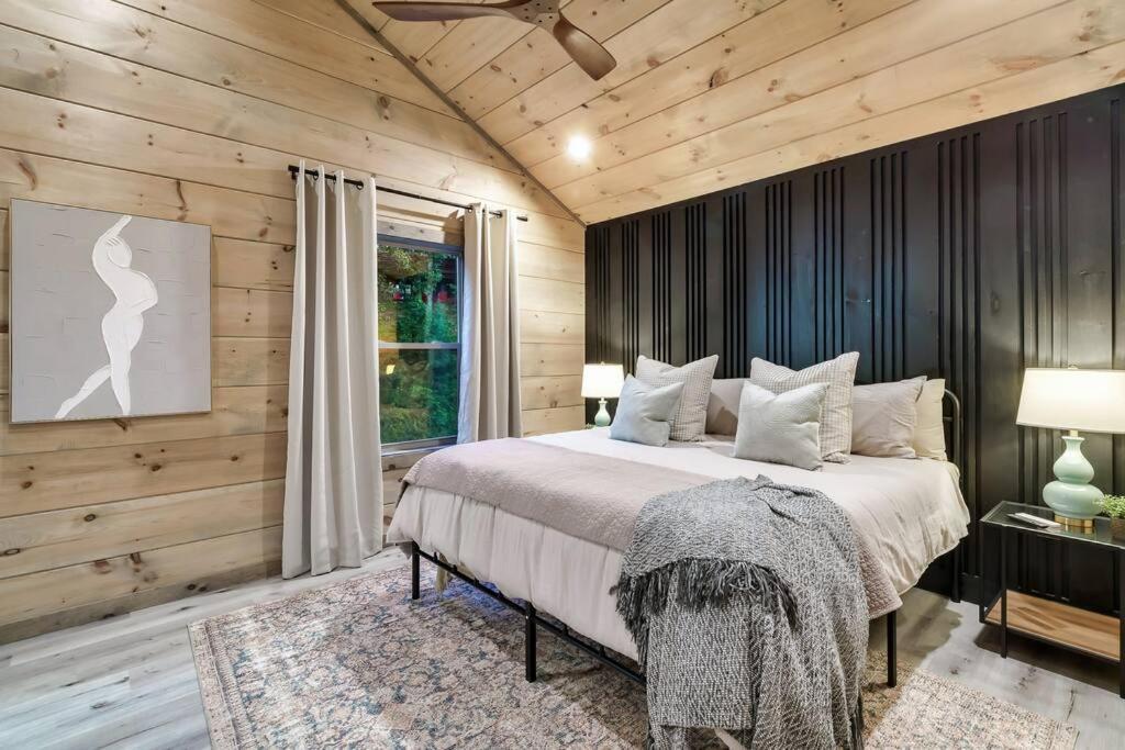 New Luxury Cabin With Stunning Mountainviews,Hottub, Firepit, Fireplace,2 Kingbeds, 2 Covereddecks,Bbqgrill, Shuffleboard And Pool Access Sevierville Zewnętrze zdjęcie