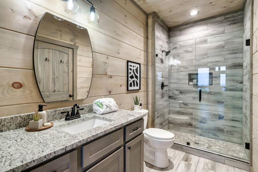 New Luxury Cabin With Stunning Mountainviews,Hottub, Firepit, Fireplace,2 Kingbeds, 2 Covereddecks,Bbqgrill, Shuffleboard And Pool Access Sevierville Zewnętrze zdjęcie