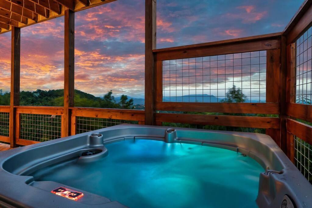 New Luxury Cabin With Stunning Mountainviews,Hottub, Firepit, Fireplace,2 Kingbeds, 2 Covereddecks,Bbqgrill, Shuffleboard And Pool Access Sevierville Zewnętrze zdjęcie
