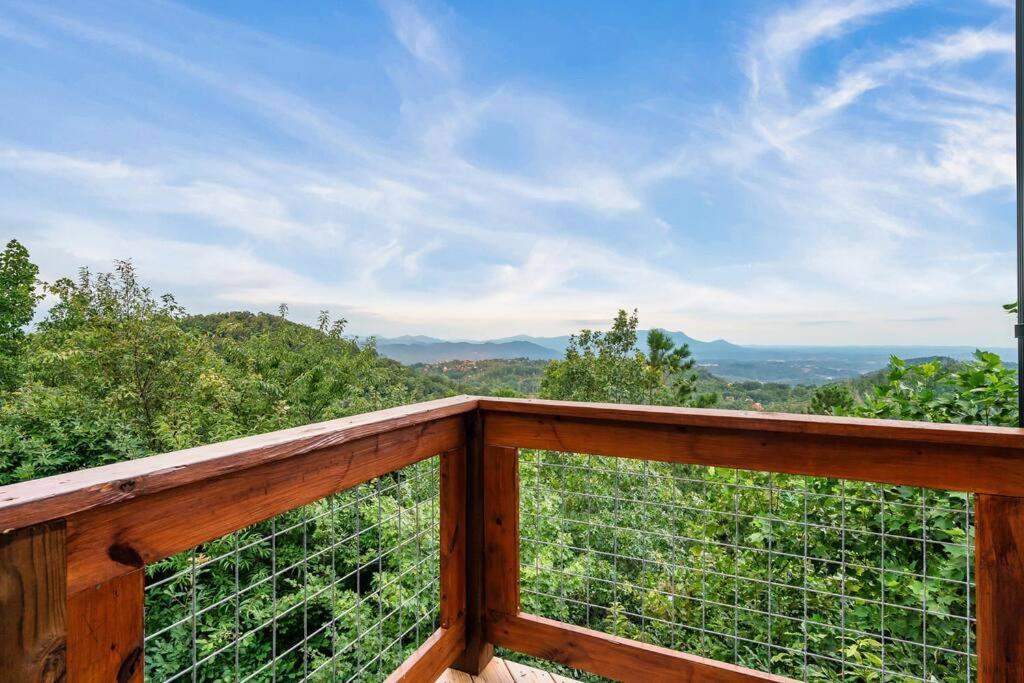 New Luxury Cabin With Stunning Mountainviews,Hottub, Firepit, Fireplace,2 Kingbeds, 2 Covereddecks,Bbqgrill, Shuffleboard And Pool Access Sevierville Zewnętrze zdjęcie