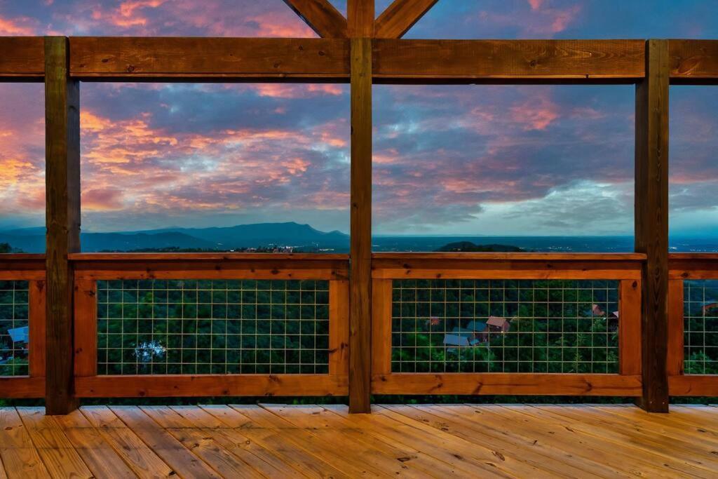 New Luxury Cabin With Stunning Mountainviews,Hottub, Firepit, Fireplace,2 Kingbeds, 2 Covereddecks,Bbqgrill, Shuffleboard And Pool Access Sevierville Zewnętrze zdjęcie