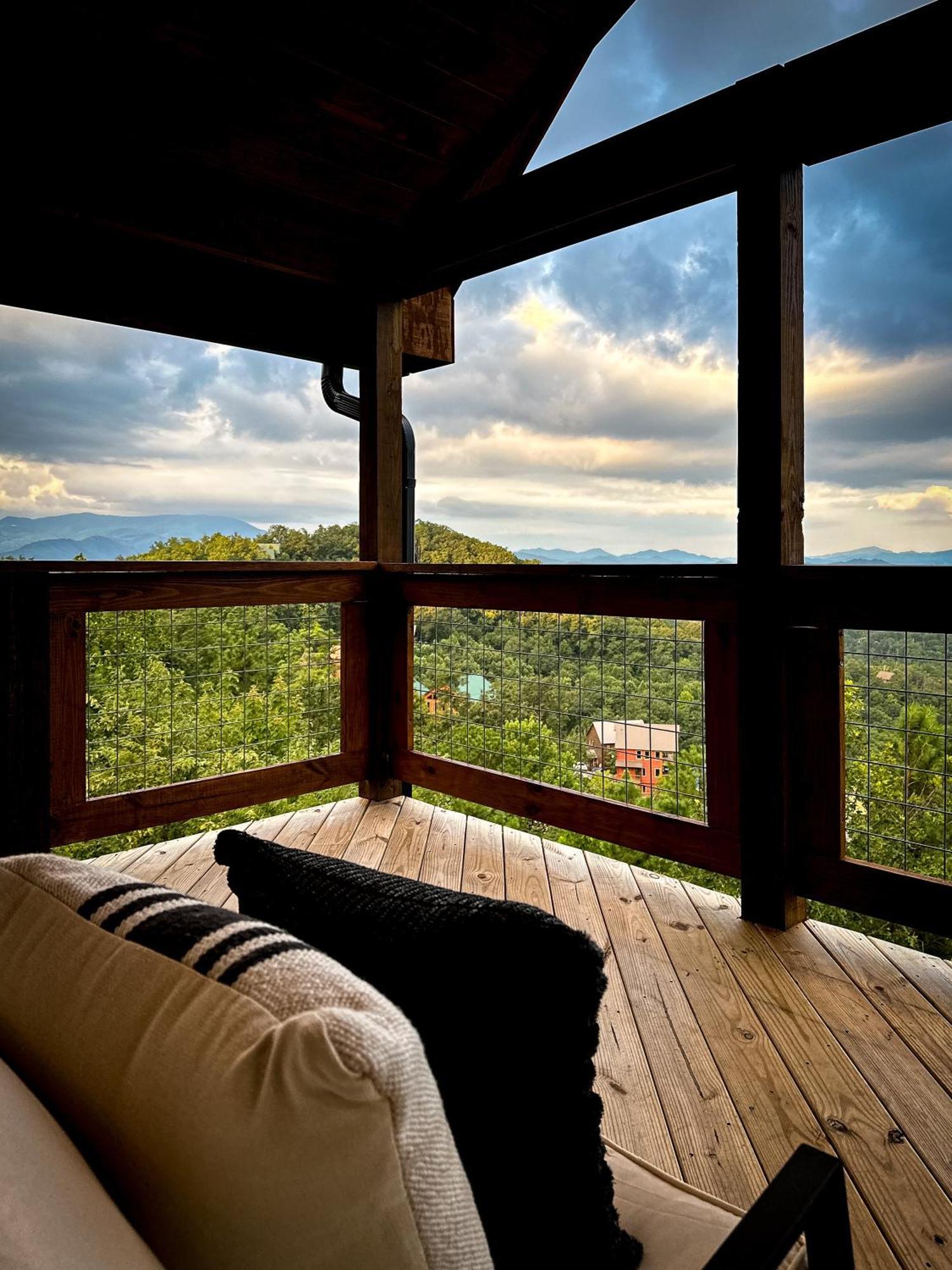 New Luxury Cabin With Stunning Mountainviews,Hottub, Firepit, Fireplace,2 Kingbeds, 2 Covereddecks,Bbqgrill, Shuffleboard And Pool Access Sevierville Zewnętrze zdjęcie