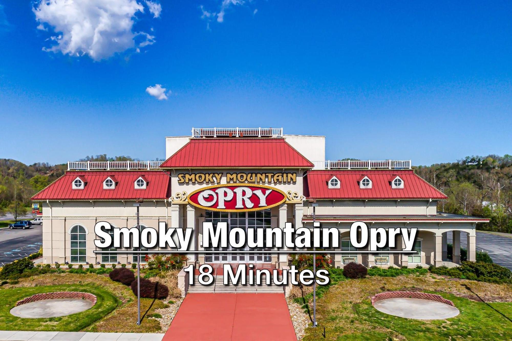 New Luxury Cabin With Stunning Mountainviews,Hottub, Firepit, Fireplace,2 Kingbeds, 2 Covereddecks,Bbqgrill, Shuffleboard And Pool Access Sevierville Zewnętrze zdjęcie