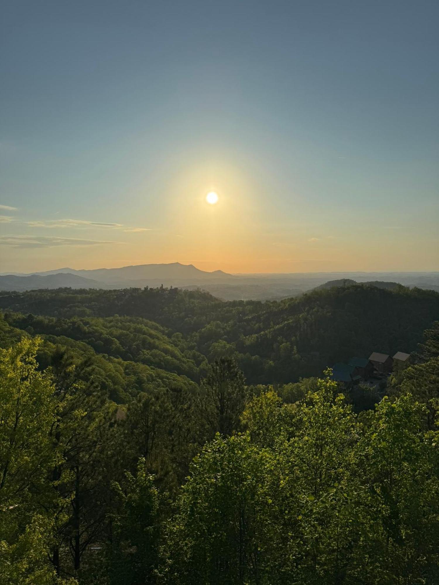 New Luxury Cabin With Stunning Mountainviews,Hottub, Firepit, Fireplace,2 Kingbeds, 2 Covereddecks,Bbqgrill, Shuffleboard And Pool Access Sevierville Zewnętrze zdjęcie